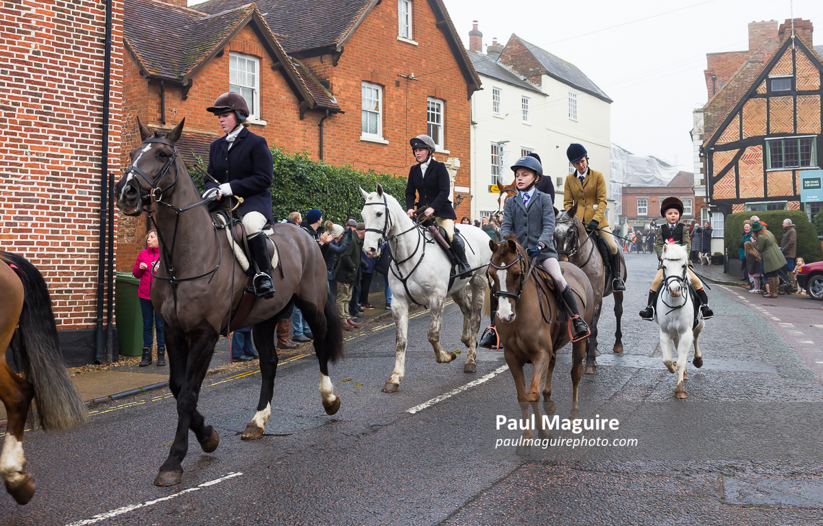 Fox hunting. Horses and hounds on traditional hunt, UK