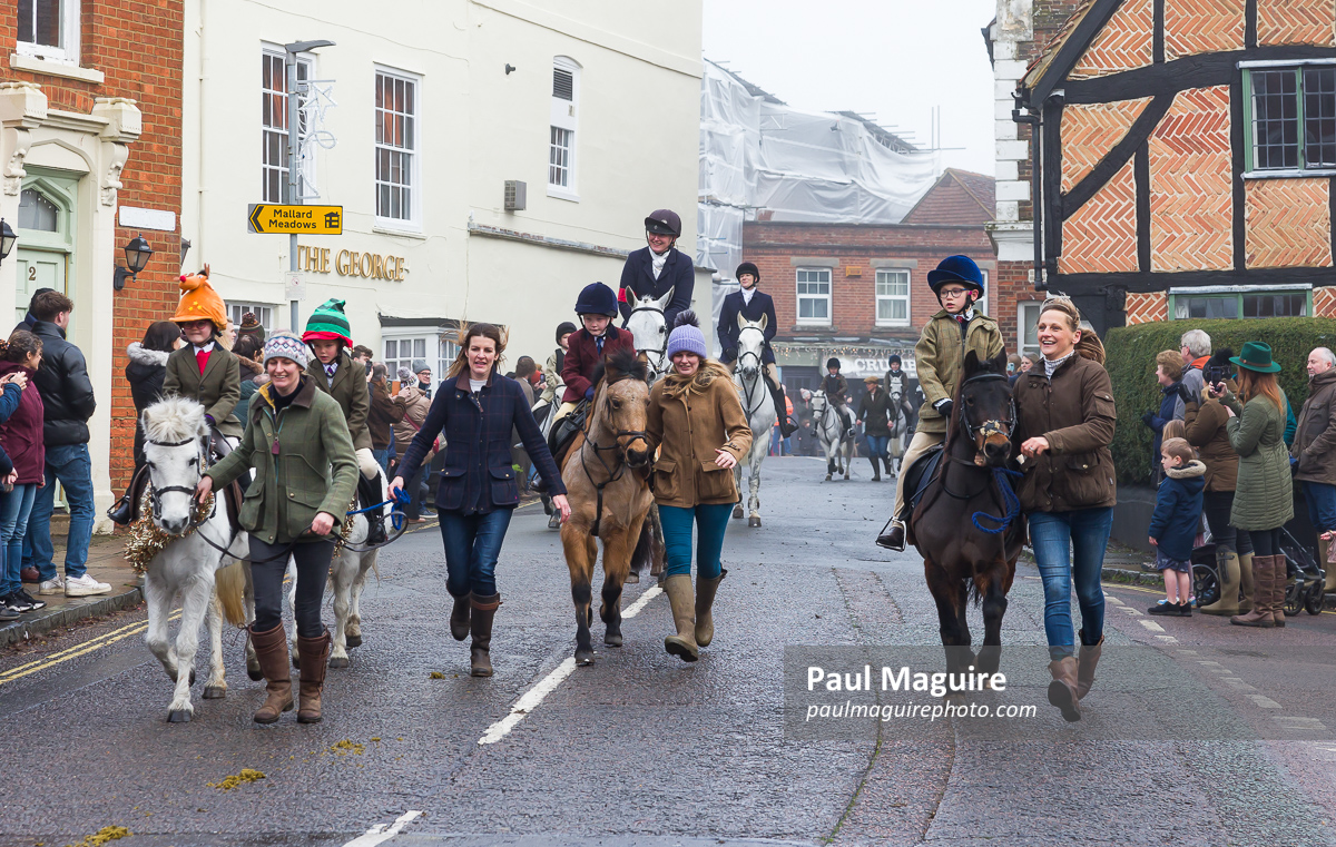 Fox hunting. Horses and hounds on traditional hunt, UK